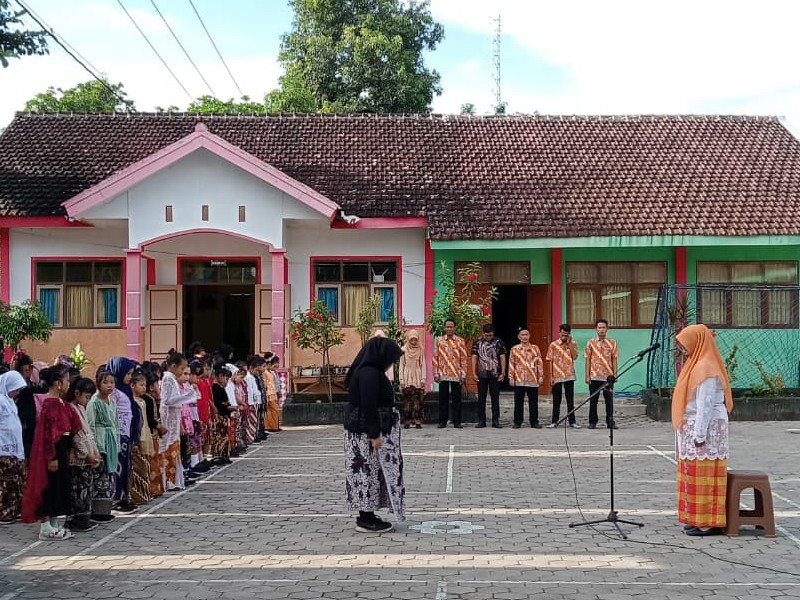 UPACARA MEMPERINGATI HARI KARTINI